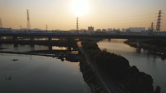 高铁动车在4K夕阳下迅速飞驰春运返程航拍视频视频的预览图