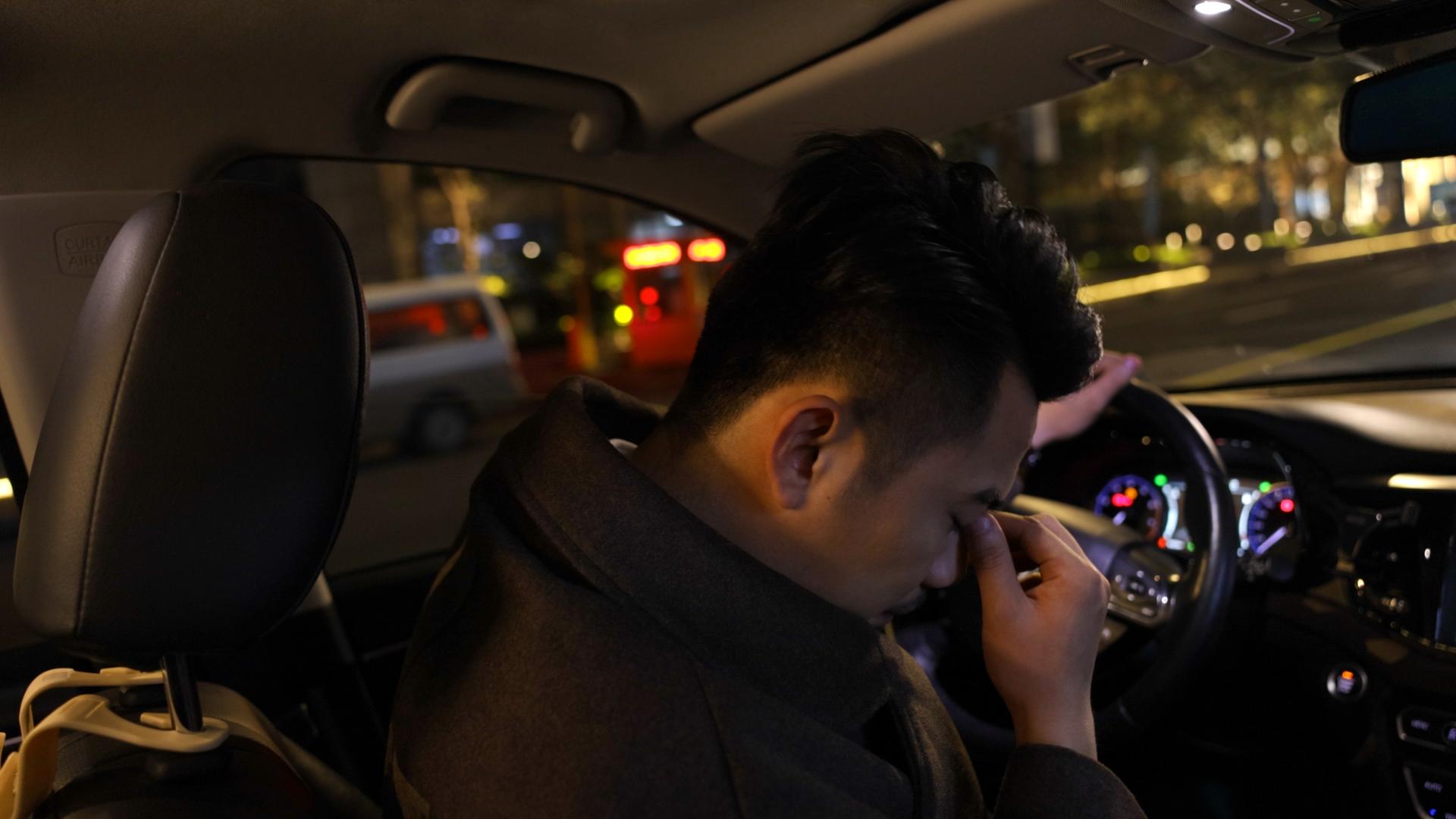 男青年驾车疲劳路边停车休息视频的预览图