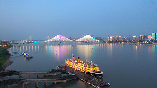航拍武汉城市风光地标长江知音号旅游码头游轮4k素材视频的预览图