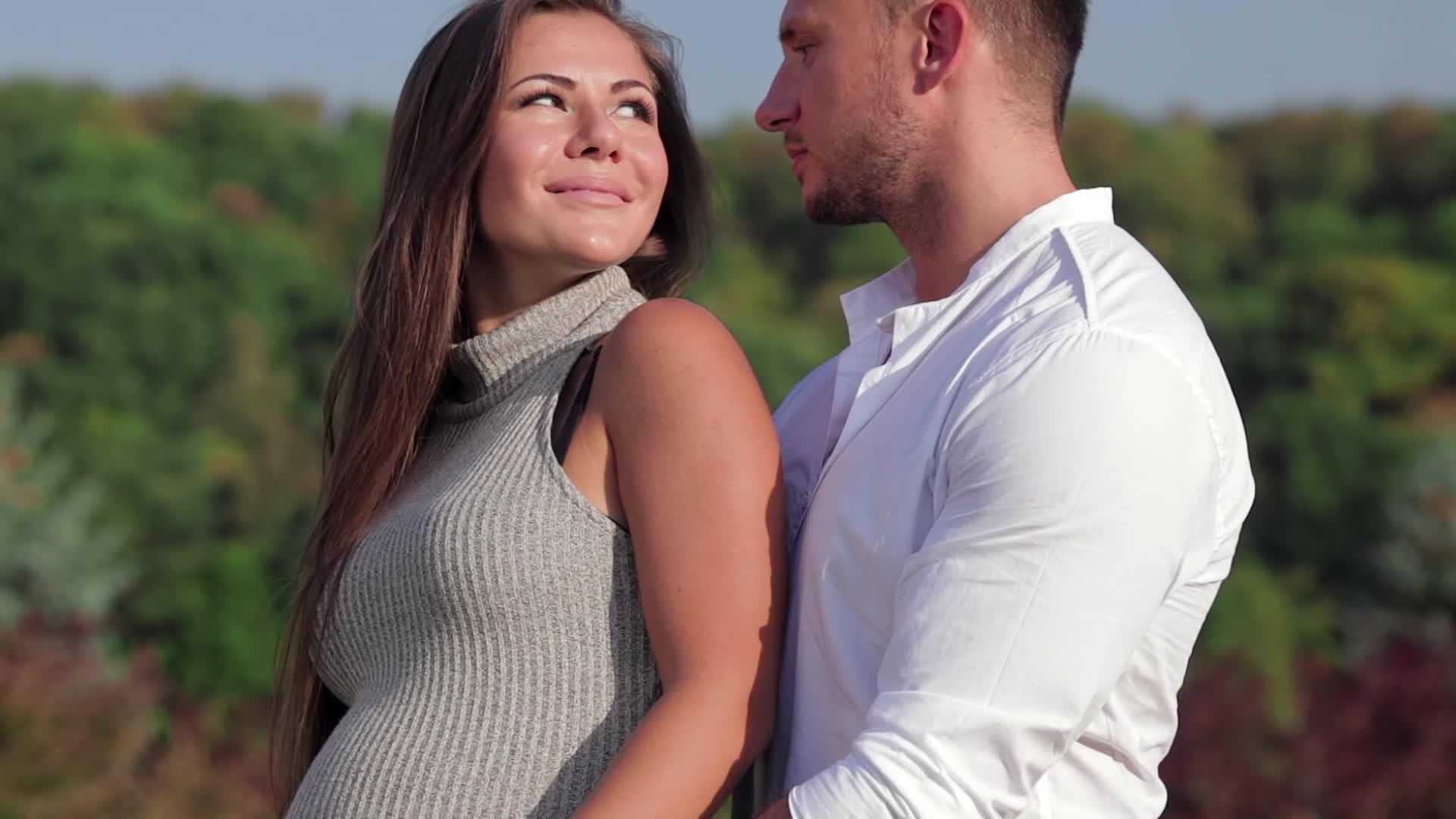 怀孕夫妇的浪漫时刻视频的预览图