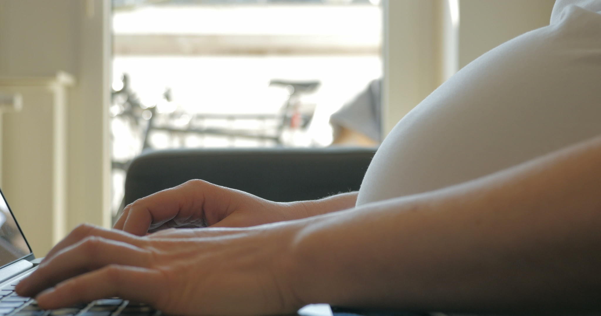 孕妇打字简介视频的预览图
