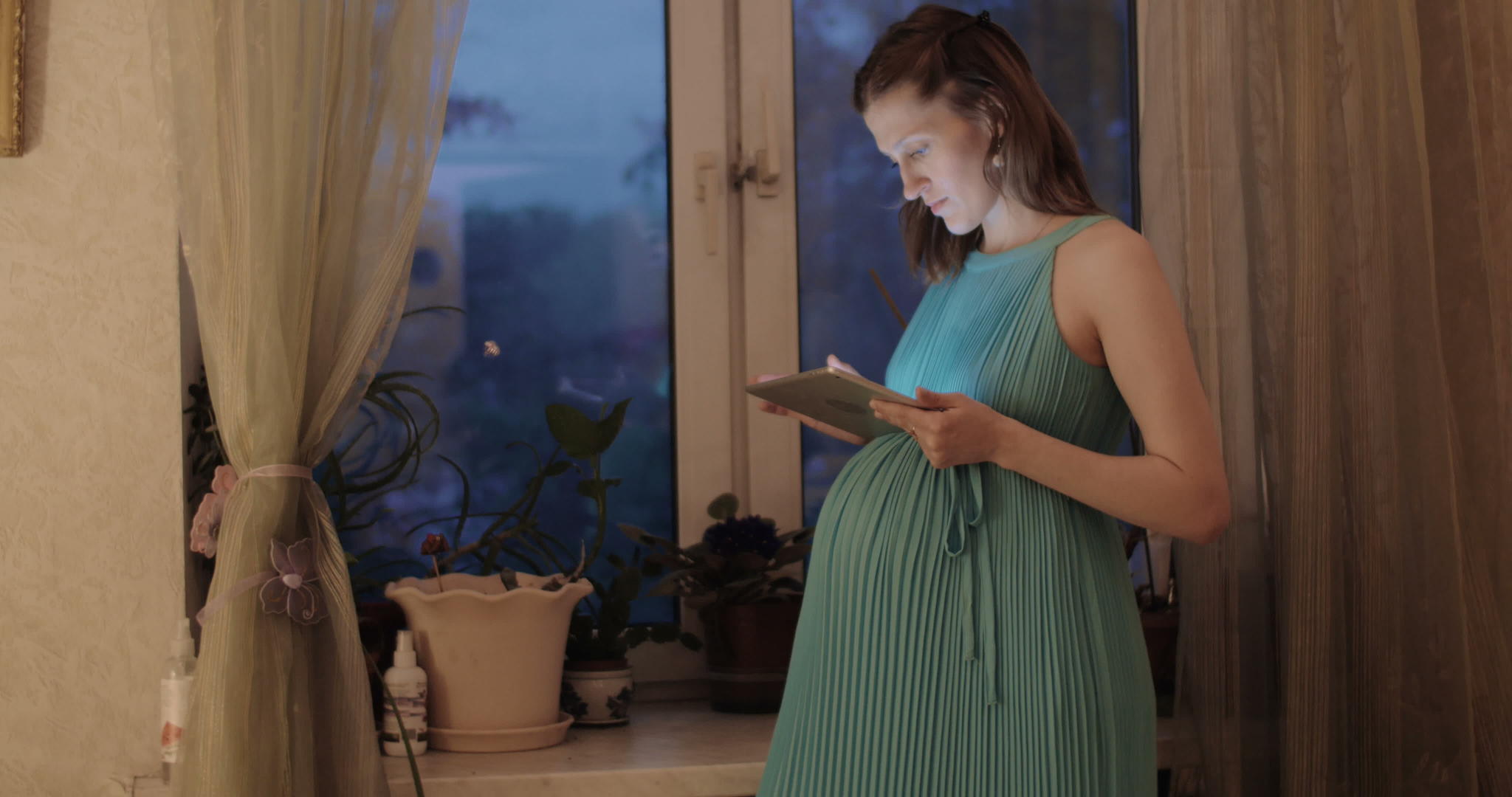 孕妇用垫子拥抱肚子视频的预览图