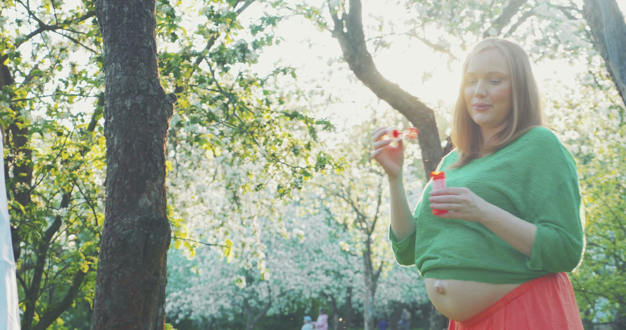 孕妇在开阔的树丛中产油视频的预览图