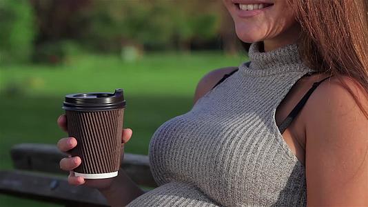 禁闭孕妇喝茶视频的预览图