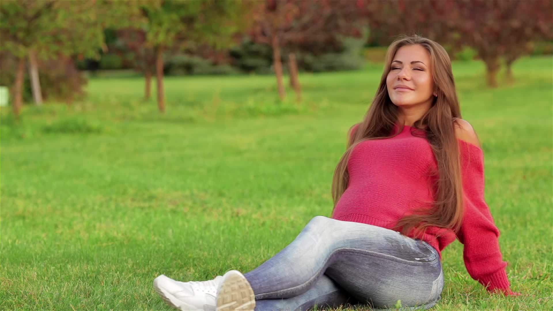 孕妇躺在柔软的草地上视频的预览图