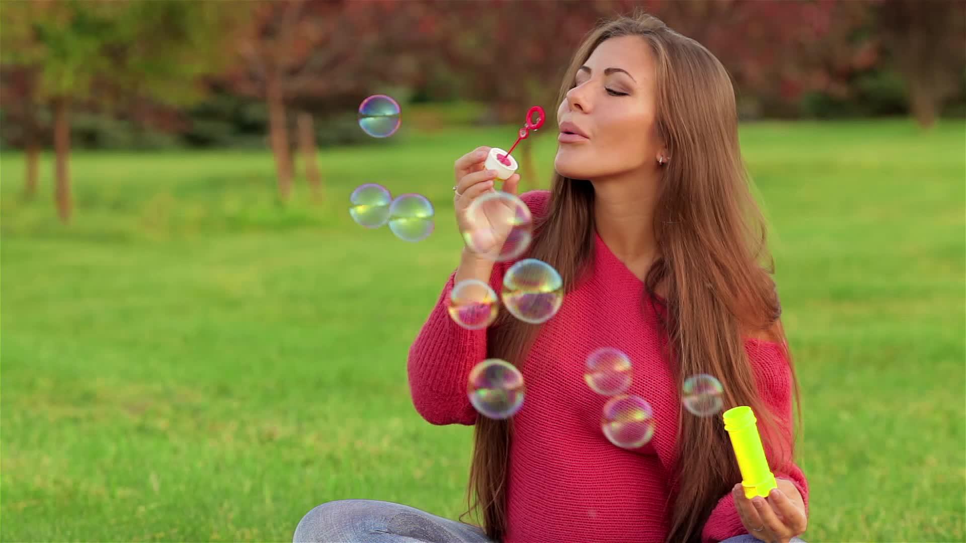 女人吹发肥皂泡泡视频的预览图
