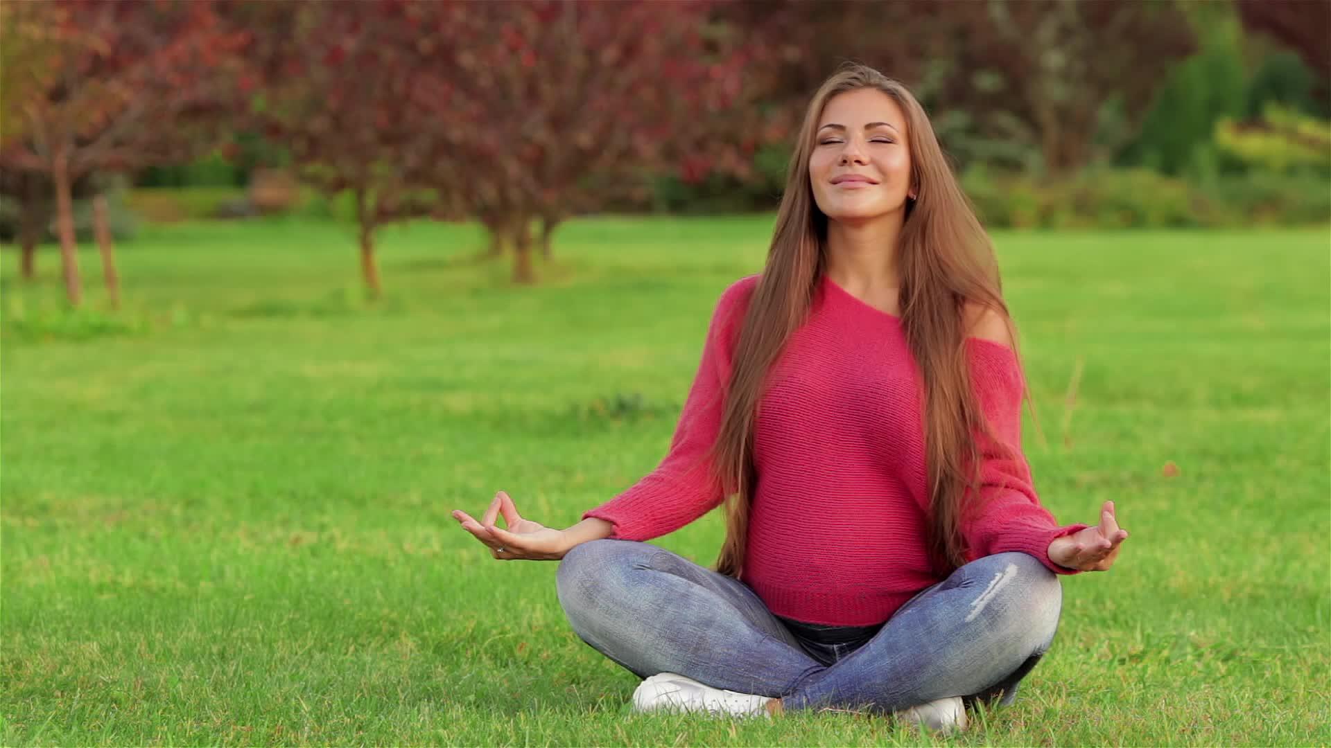 怀孕时在草地上冥想视频的预览图