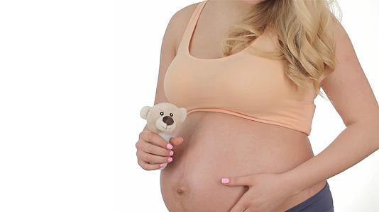 金发孕妇有柔软的玩具视频的预览图