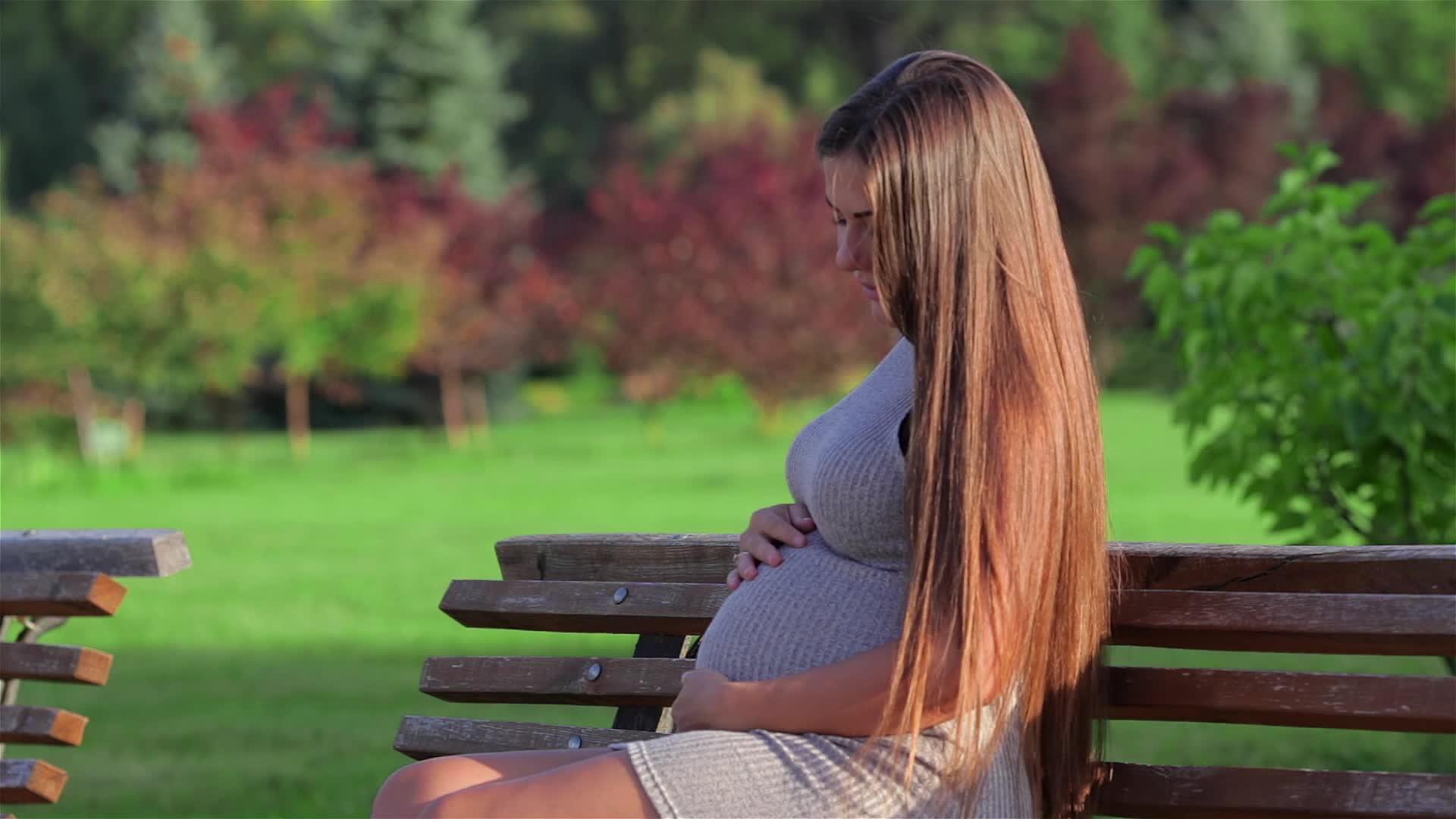 孕妇在长椅上休息视频的预览图
