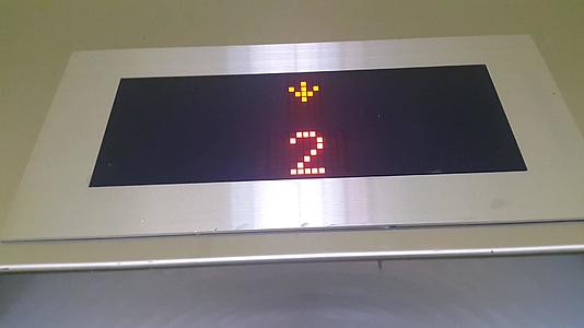 现代电梯数字显示台数字显示柜台红灯视频的预览图