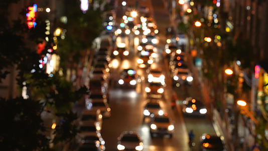 航拍城市梦幻虚焦道路交通灯光夜景车流4k素材视频的预览图