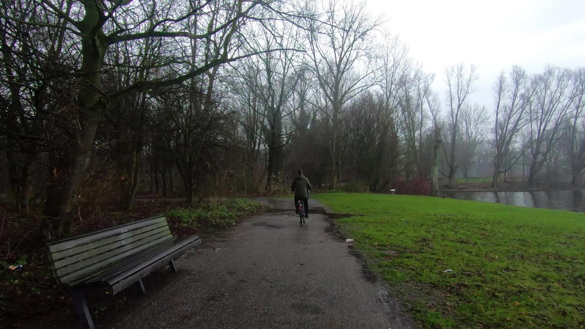 寒冷的一天骑自行车的人在城市骑着旧荷兰自行车视频的预览图