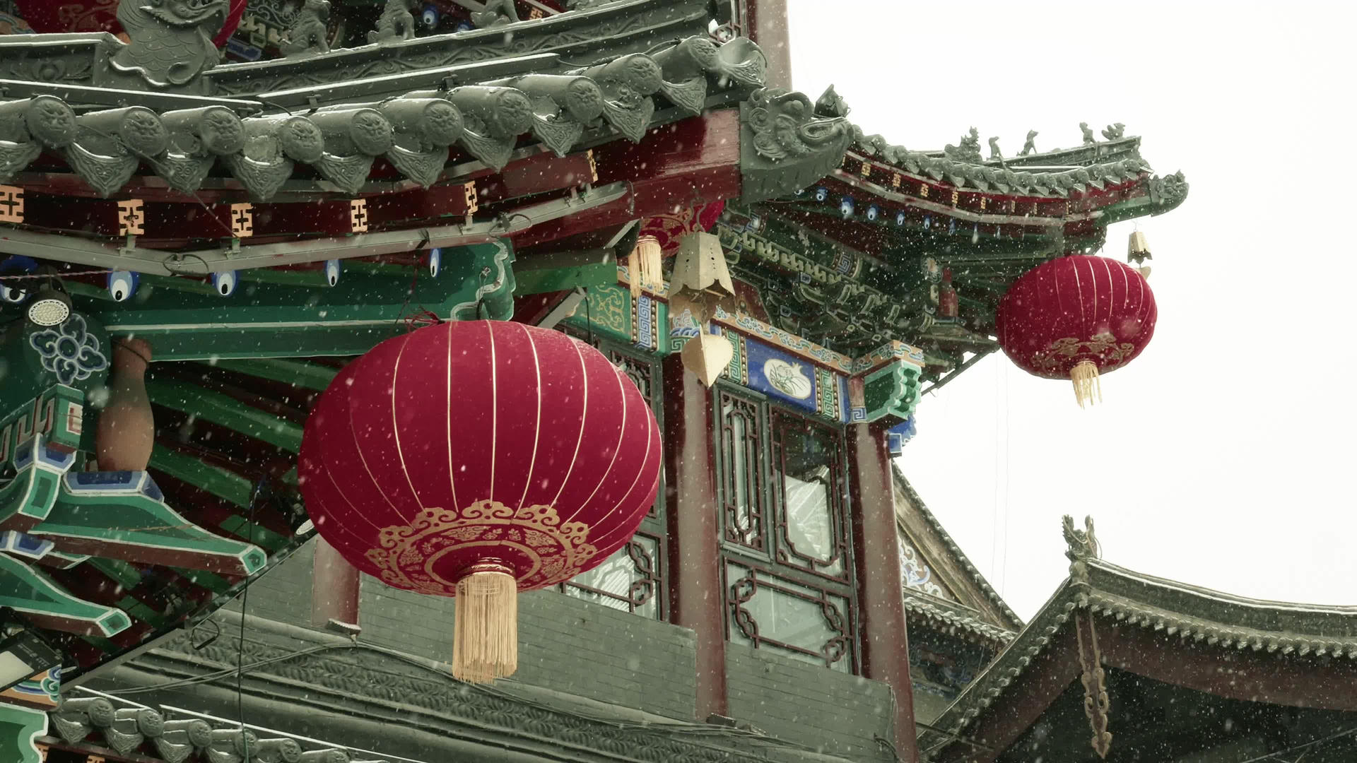 冬天雪花古建筑红灯笼视频的预览图