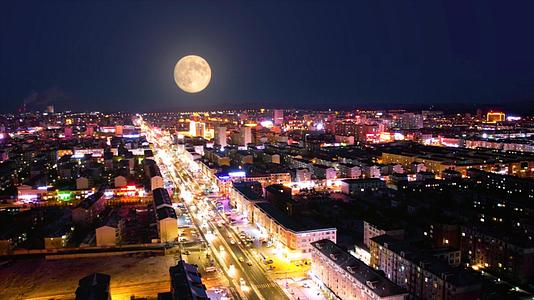 2k延时航拍北方城市夜景车流月亮升空景象视频的预览图