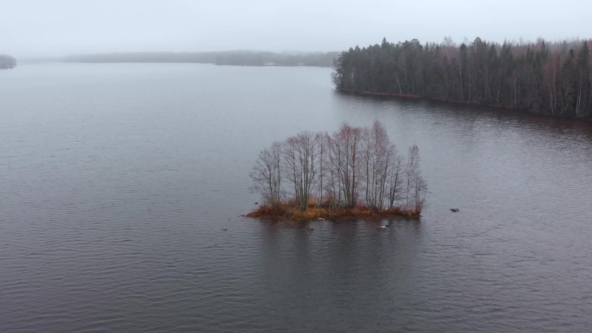 芬兰湖上的小岛秋季全景视频的预览图