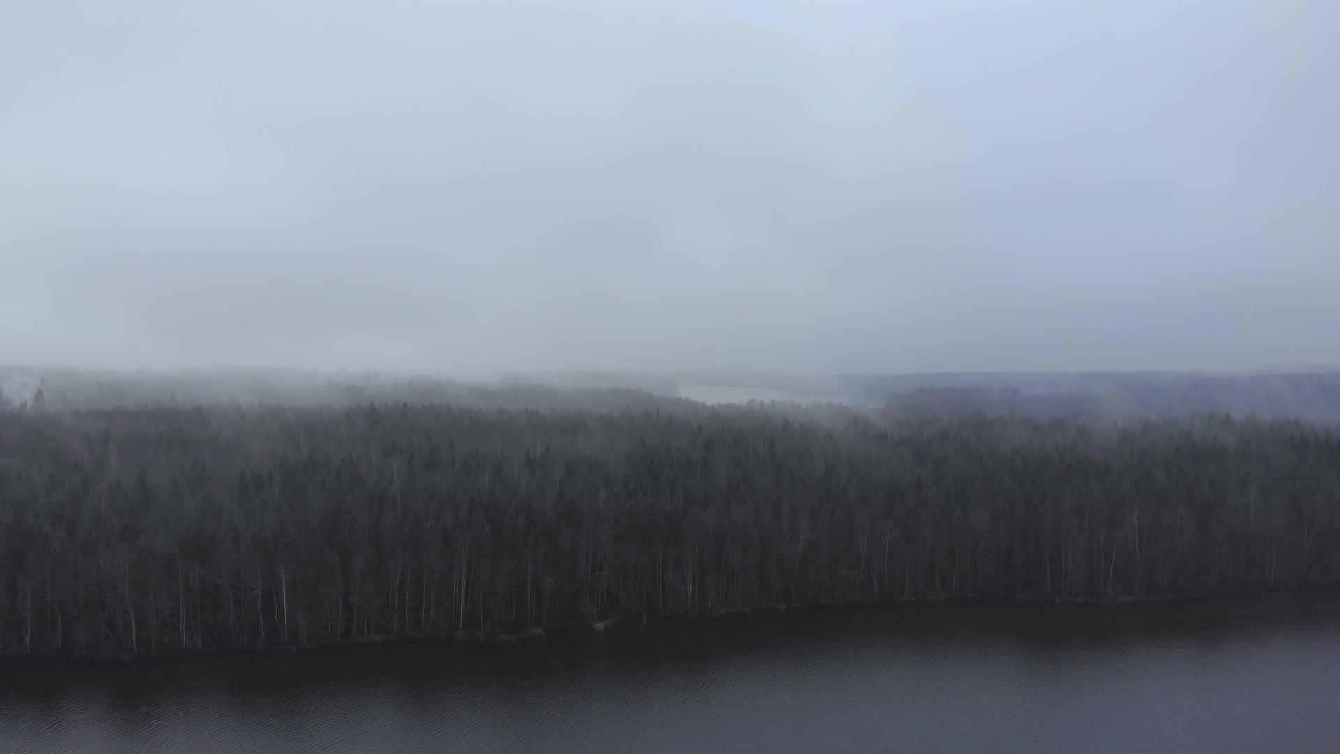 火山喷雾在浓雾中拉回来视频的预览图