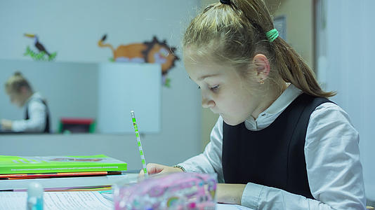 女孩在检疫中写作和做家庭作业视频的预览图