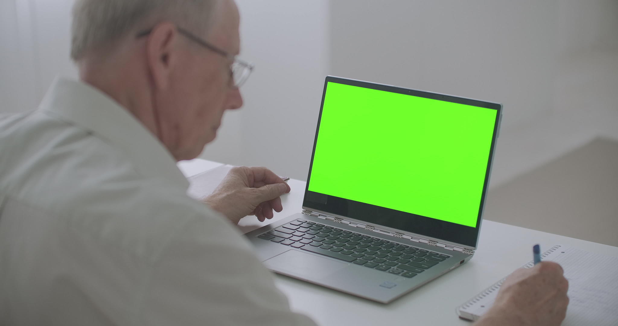 老年人在线学习使用笔记本电脑染色体关键技术绿屏远程教育视频的预览图