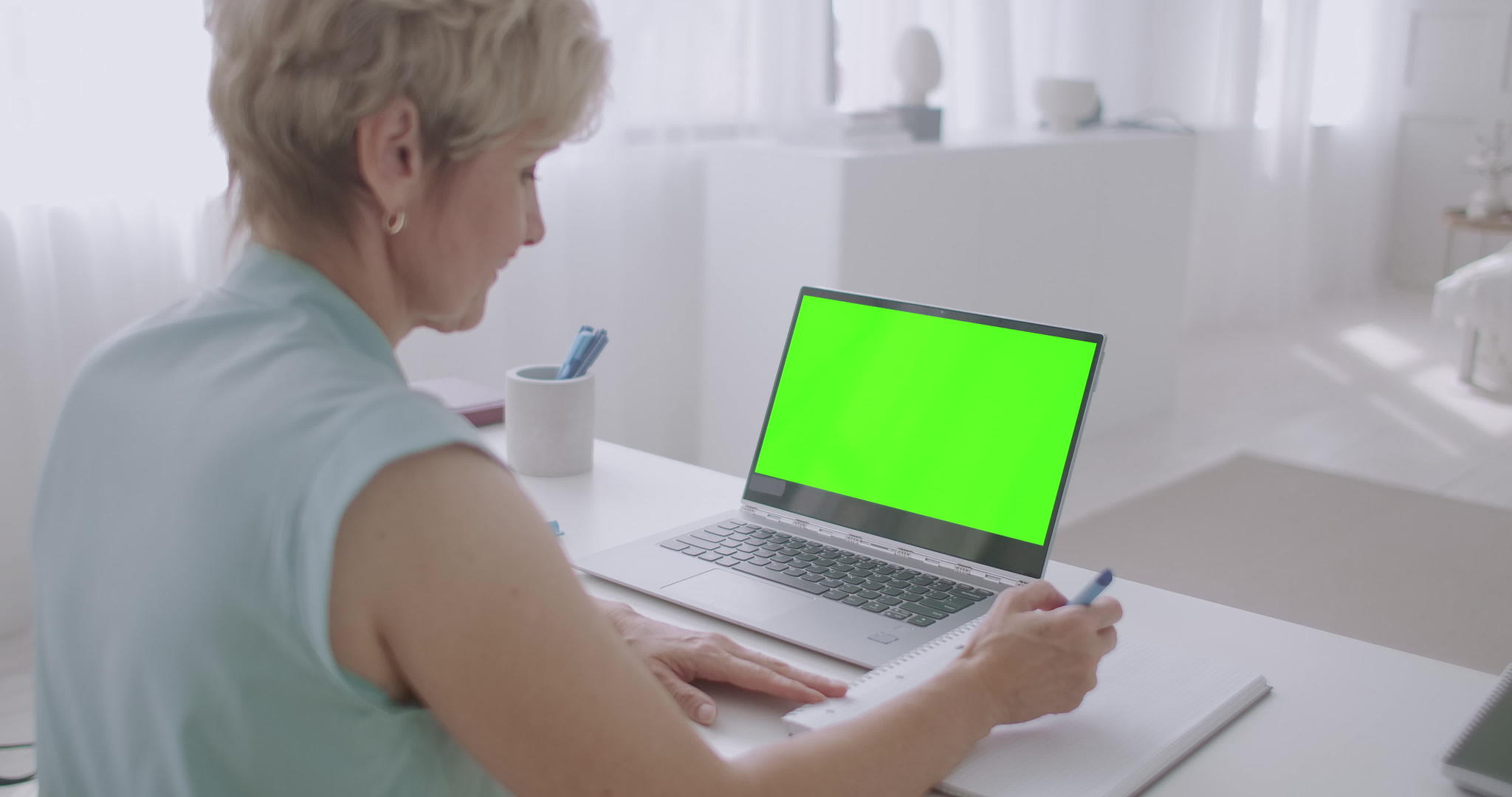 老年妇女正在学习在线观看笔记本电脑的铬关键技术视频的预览图