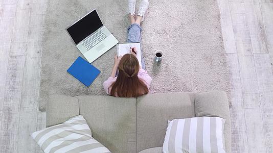 坐在客厅地毯上的年轻女性视频的预览图