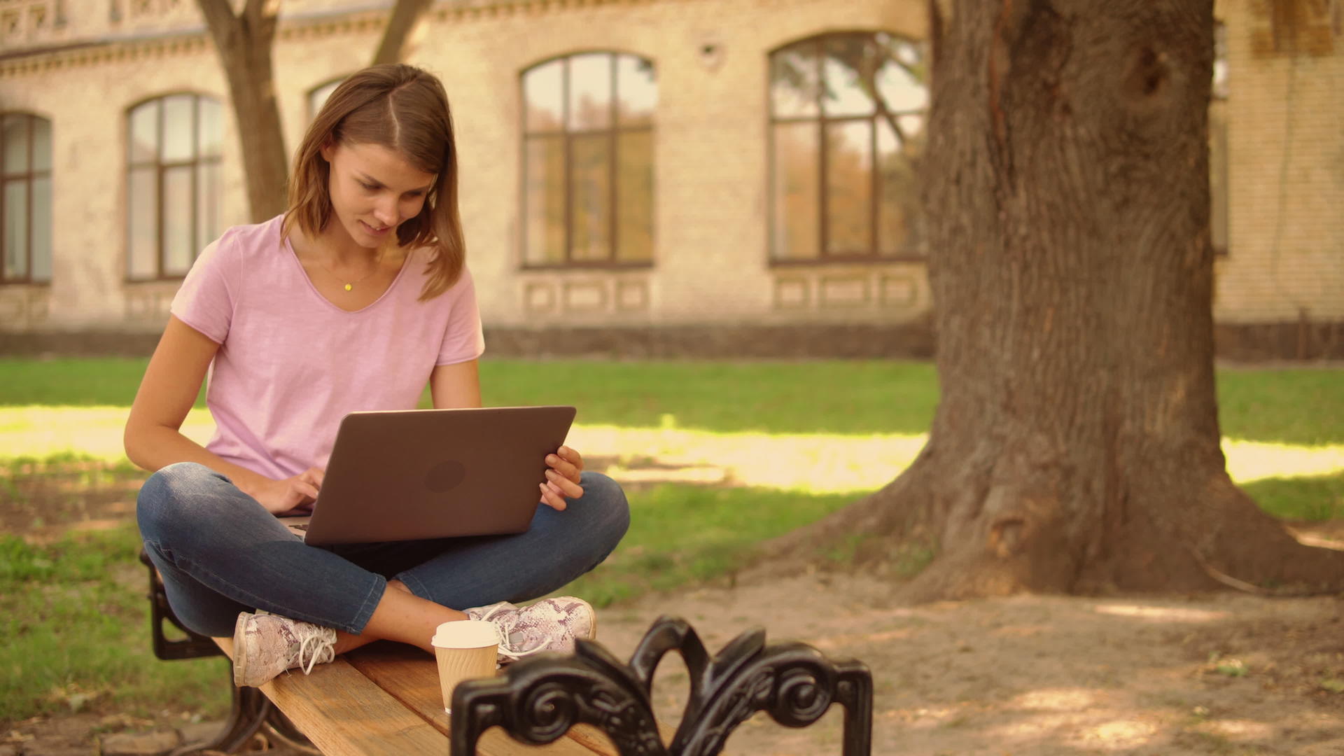 大学附近使用电脑的年轻女性视频的预览图