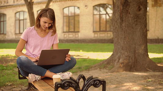 大学附近使用电脑的年轻女性视频的预览图