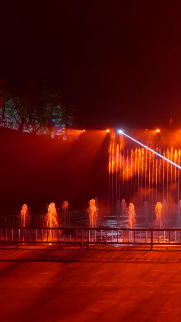 真实拍摄古楼夜景灯光秀喷泉投影视频的预览图