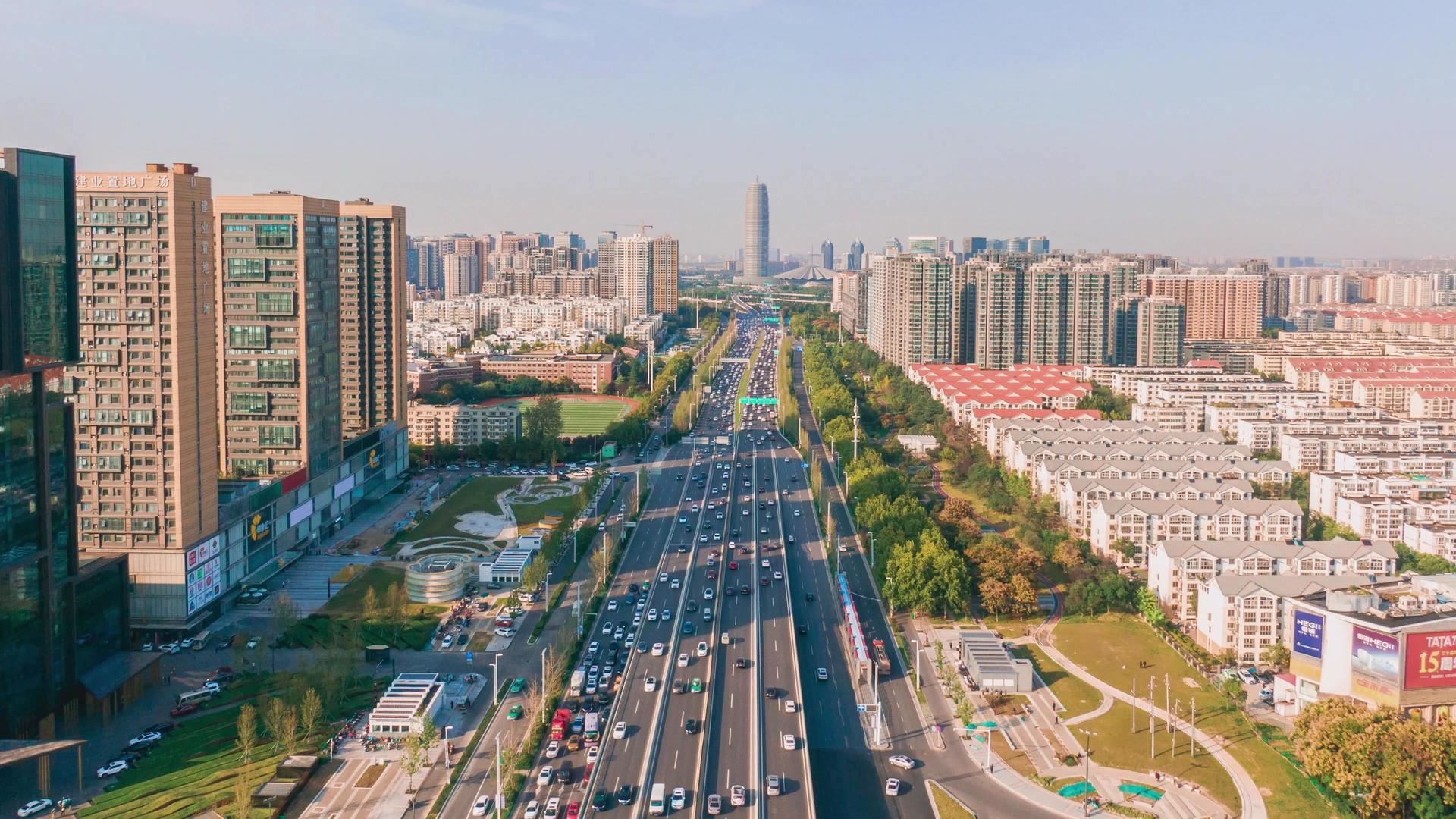 河南郑州会展中心4K航拍中州大道交通延时视频的预览图
