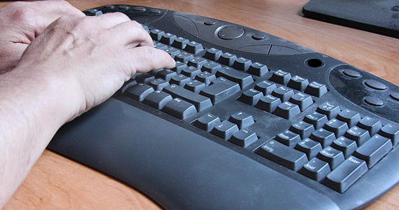 在黑色计算机键盘上打字视频的预览图