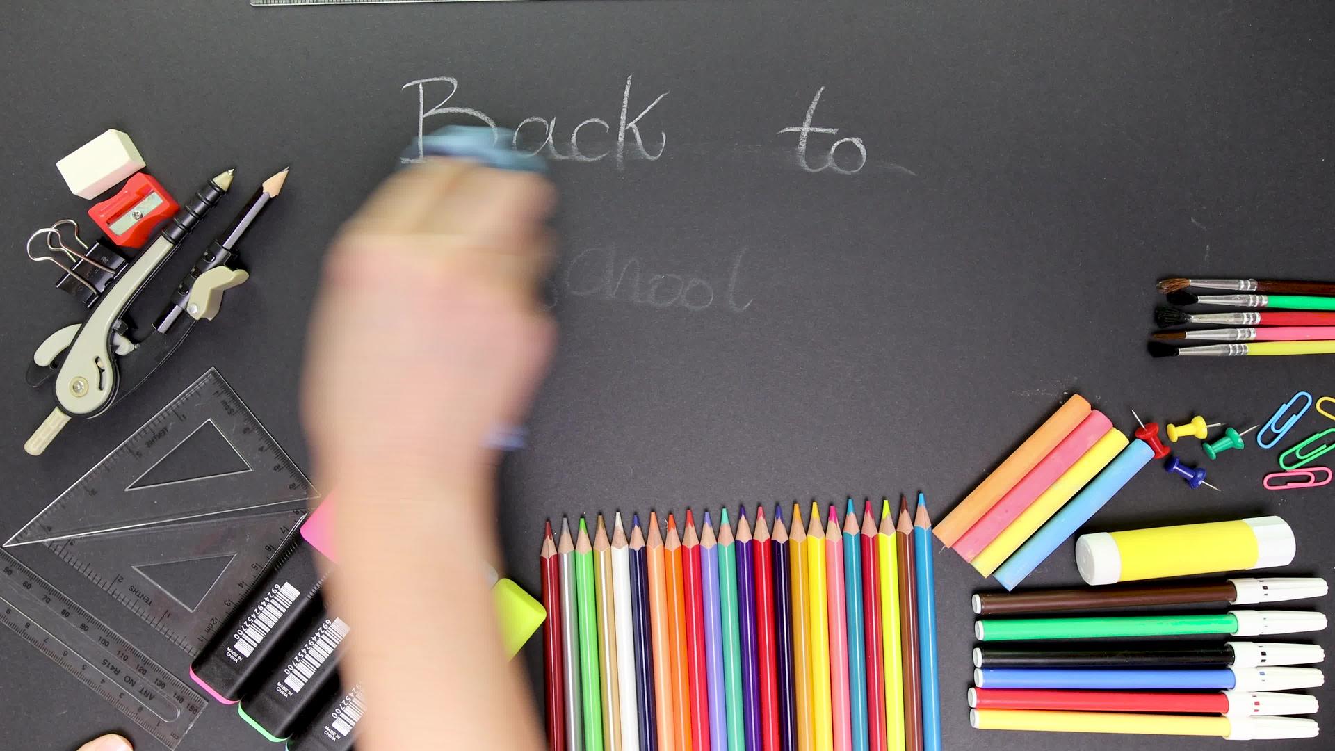 教育学校的概念和复制空间是由黑板上的白色粉末写成的视频的预览图
