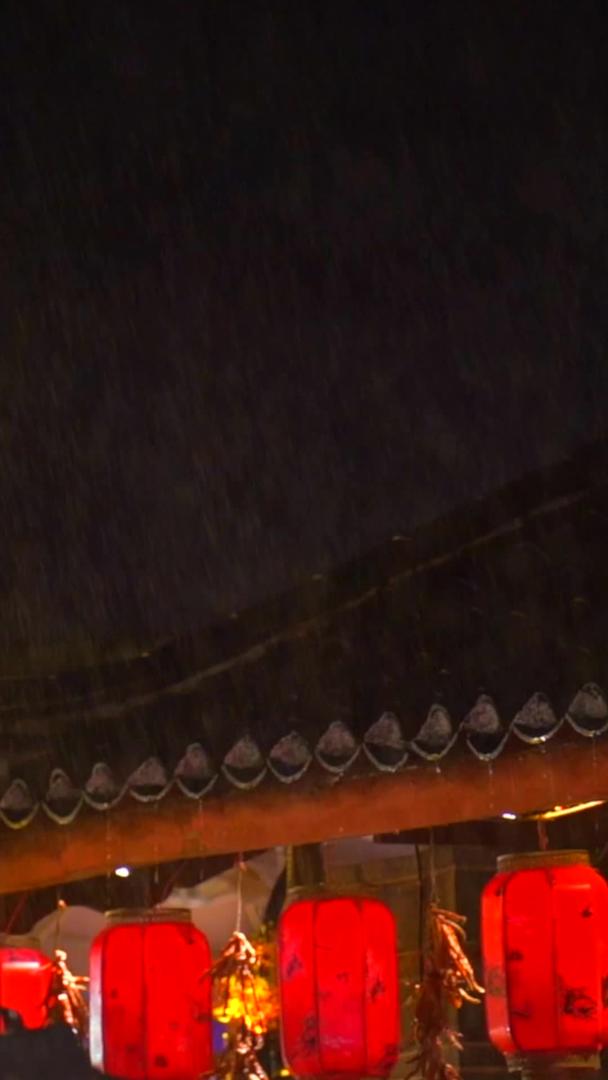 夏季古城下雨雨景视频的预览图