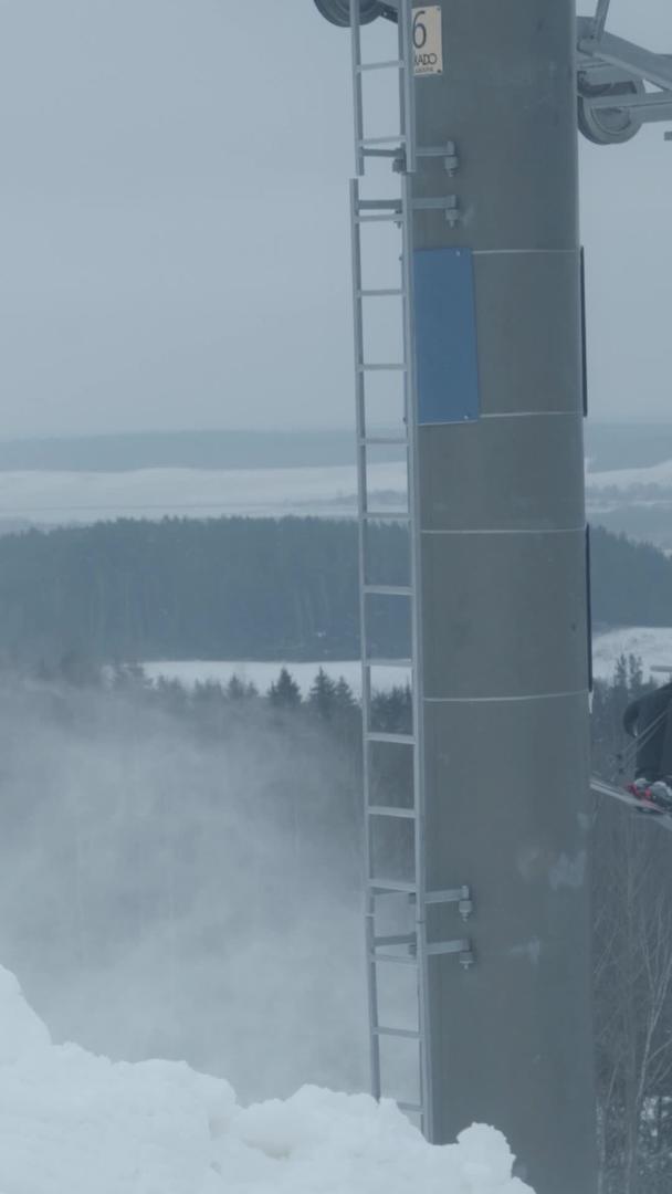冬季滑雪运动滑雪运动场乘缆车的旅客视频的预览图