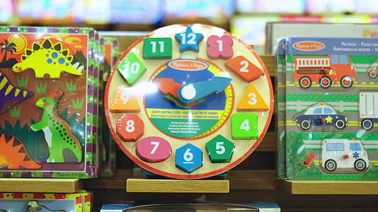 玩具钟在架子上有五颜六色的图案为孩子提供玩具视频的预览图