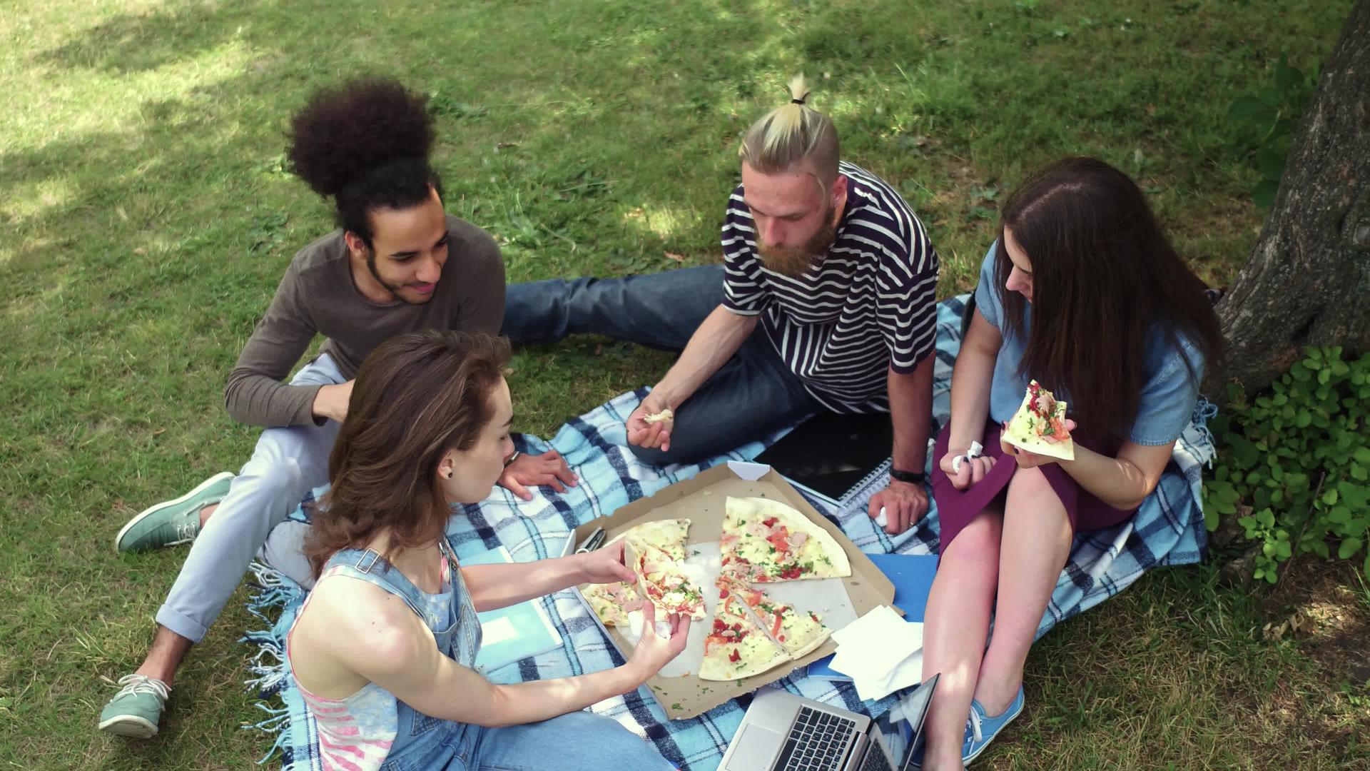 学生在草坪上吃披萨视频的预览图