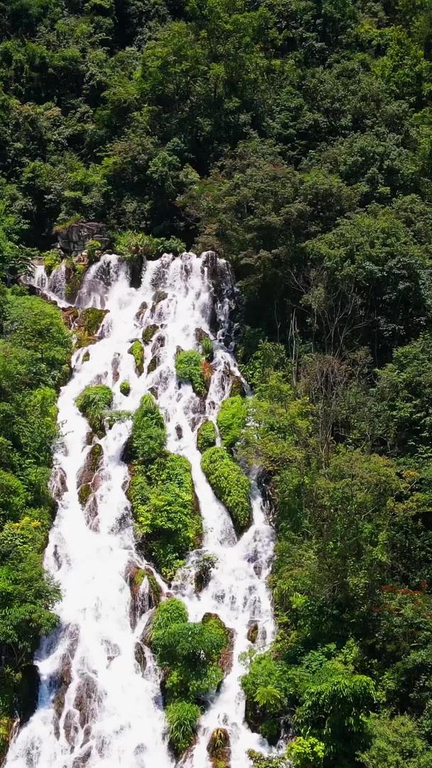 巨大的瀑布在航拍森林中的自然风光视频素材视频的预览图