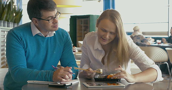 在咖啡馆学习和吃寿司的学生视频的预览图