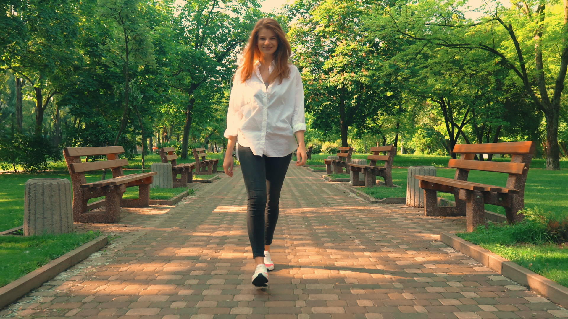 女孩在公园里散步白天在夏天散步视频的预览图