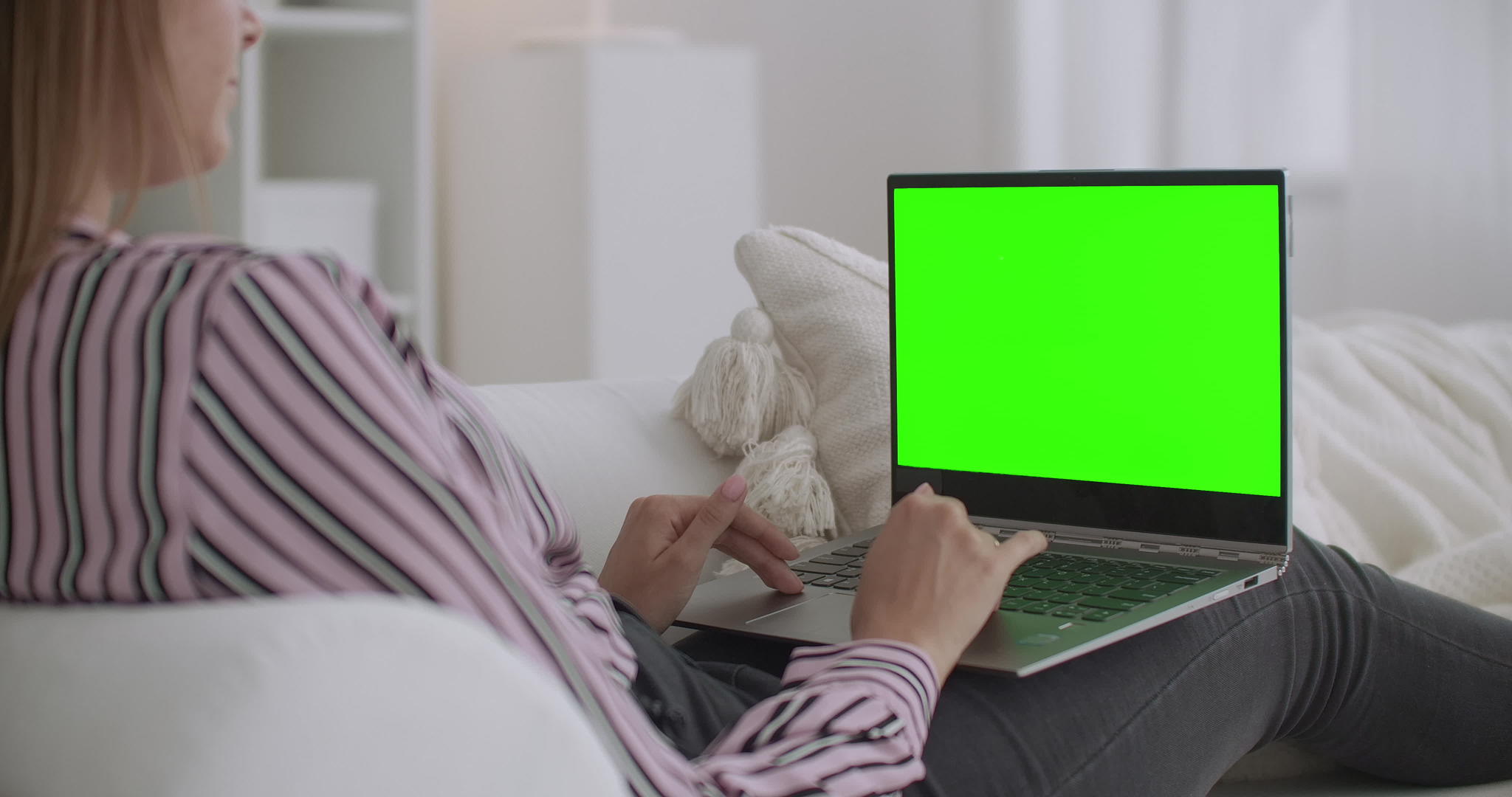 女学生在网上用笔记本电脑聊天并配有绿屏关键染色体技术视频的预览图