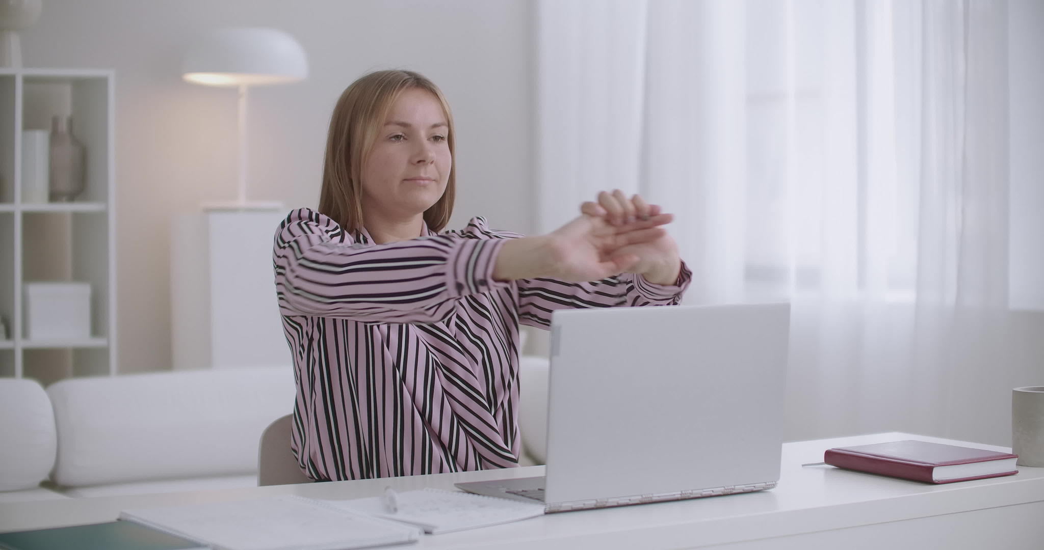 在家里学生女性使用笔记本电脑和复印本在线学习背部和背部视频的预览图