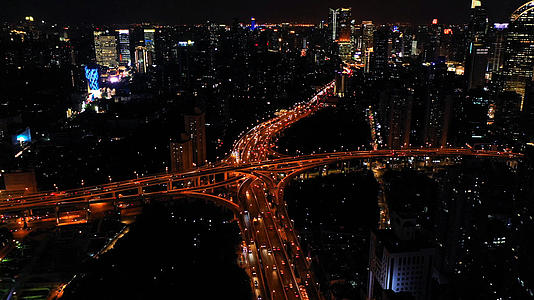 4K航拍上海夜晚交通视频的预览图