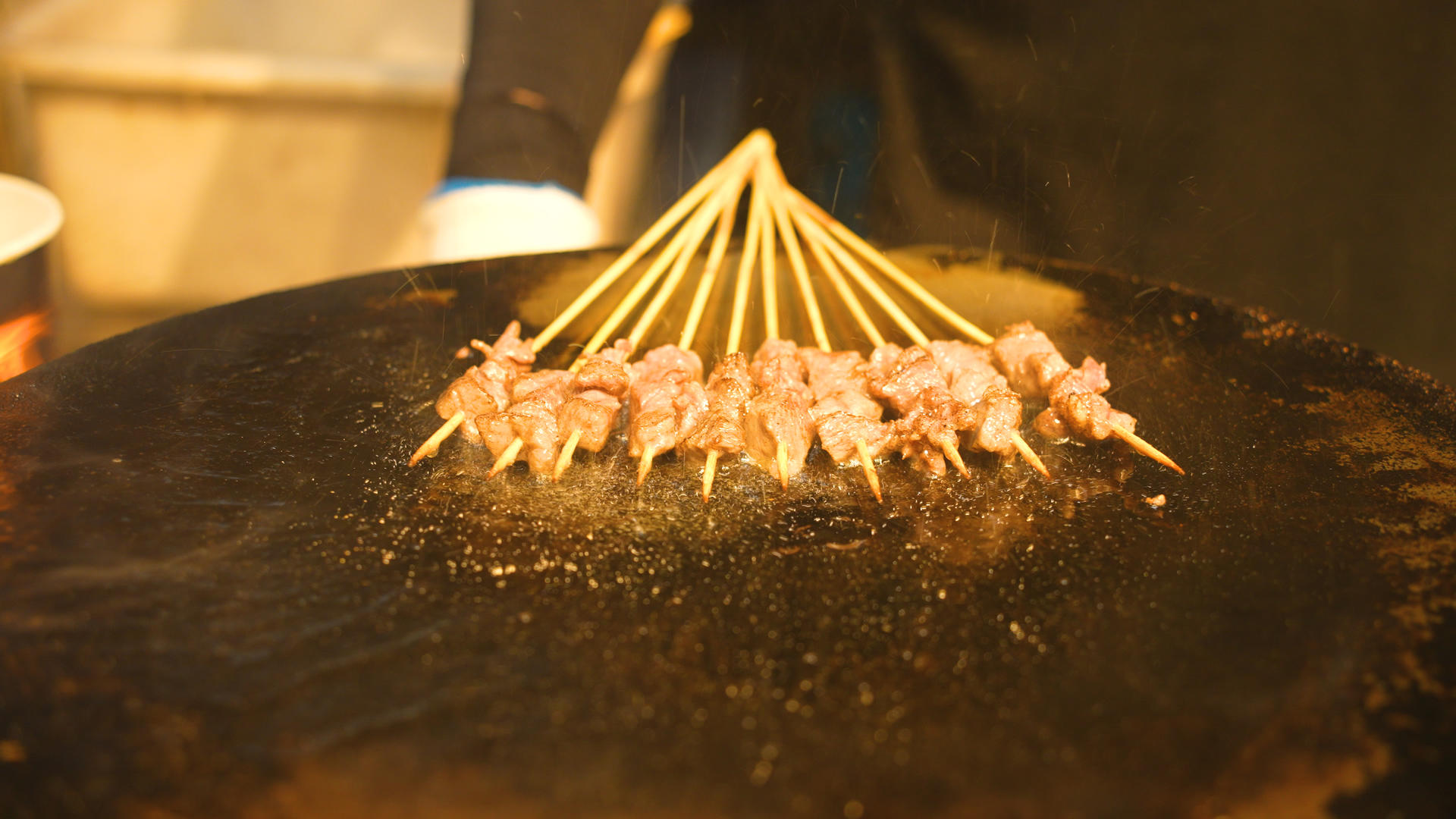 城市宵夜小吃特色美食烧烤羊肉串制作过程4k素材视频的预览图