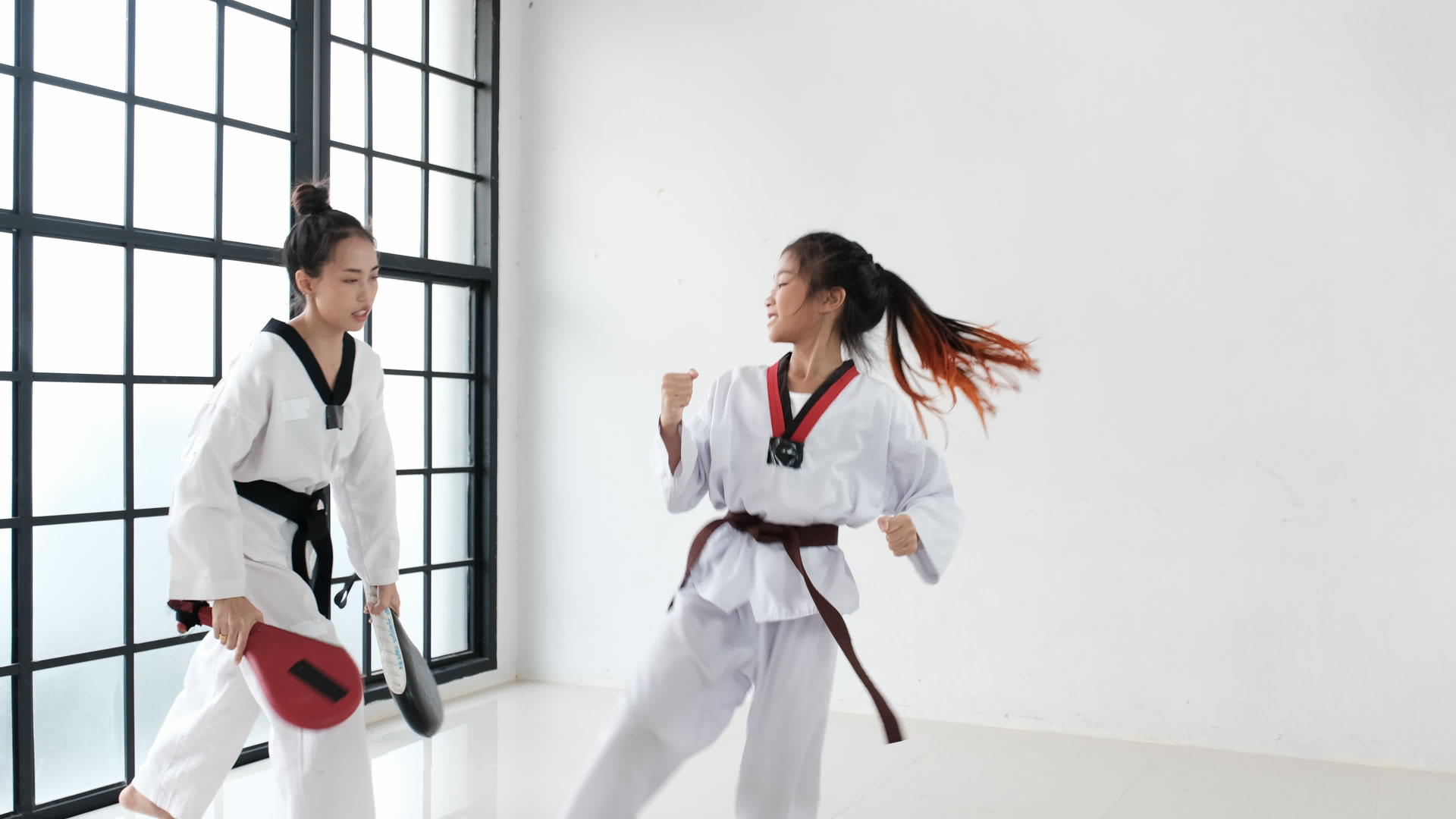 女教练员用一些工具教学生技术Taekwondo视频的预览图