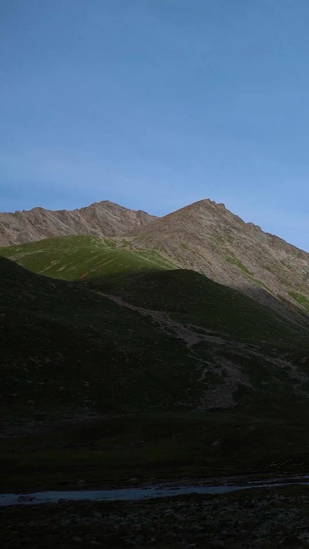 乌齐色吉雪山高原湖泊视频的预览图