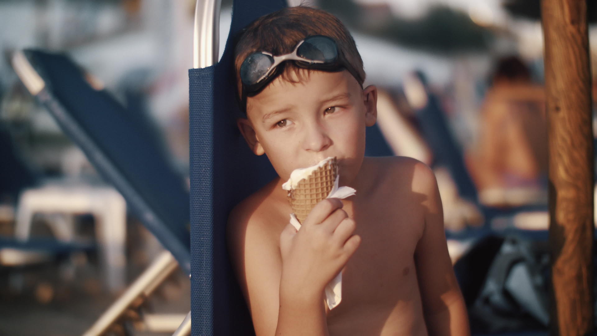 孩子们在海滩上用冰淇淋补充新鲜空气视频的预览图
