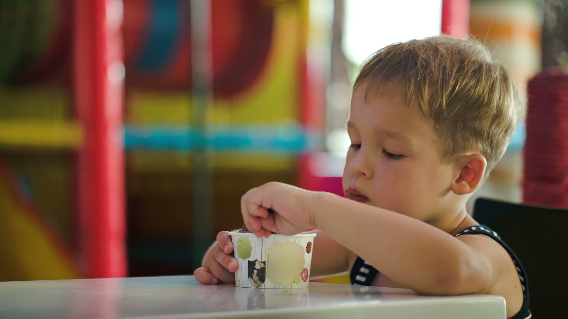 小男孩吃巧克力冰淇淋视频的预览图