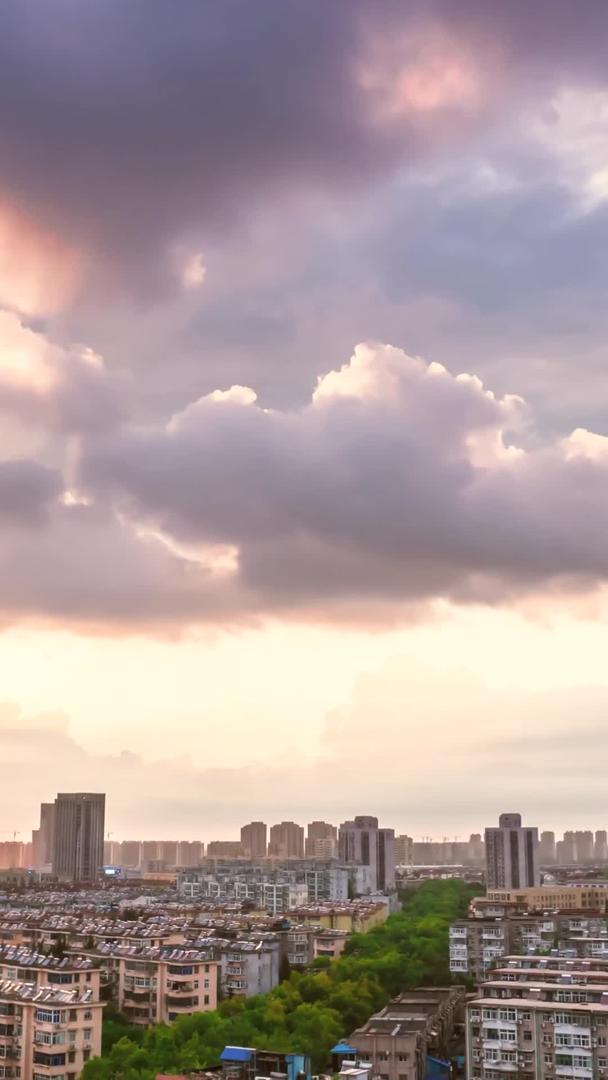 实拍城市落日晚霞火烧云彩视频的预览图