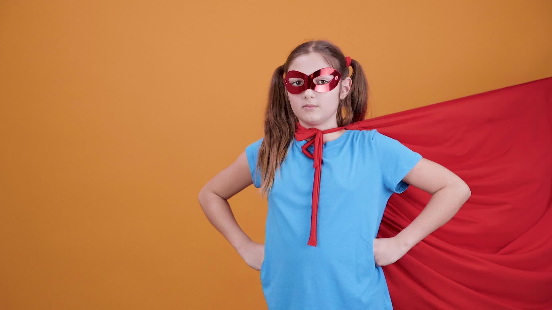 自信的年轻女孩伪装成超级英雄视频的预览图