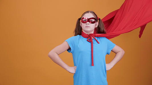 自信的年轻女孩相信自己是超级英雄视频的预览图