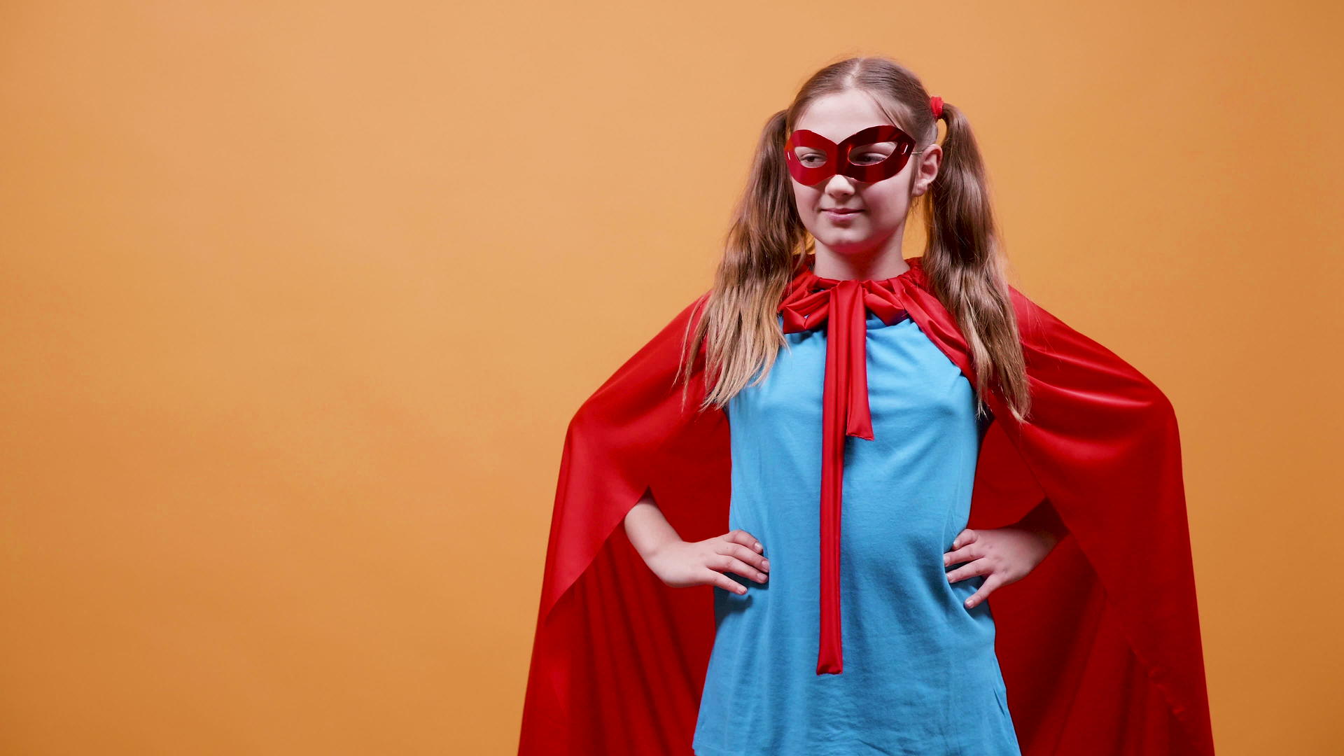 穿着超级英雄服装的年轻女孩举起拳头视频的预览图