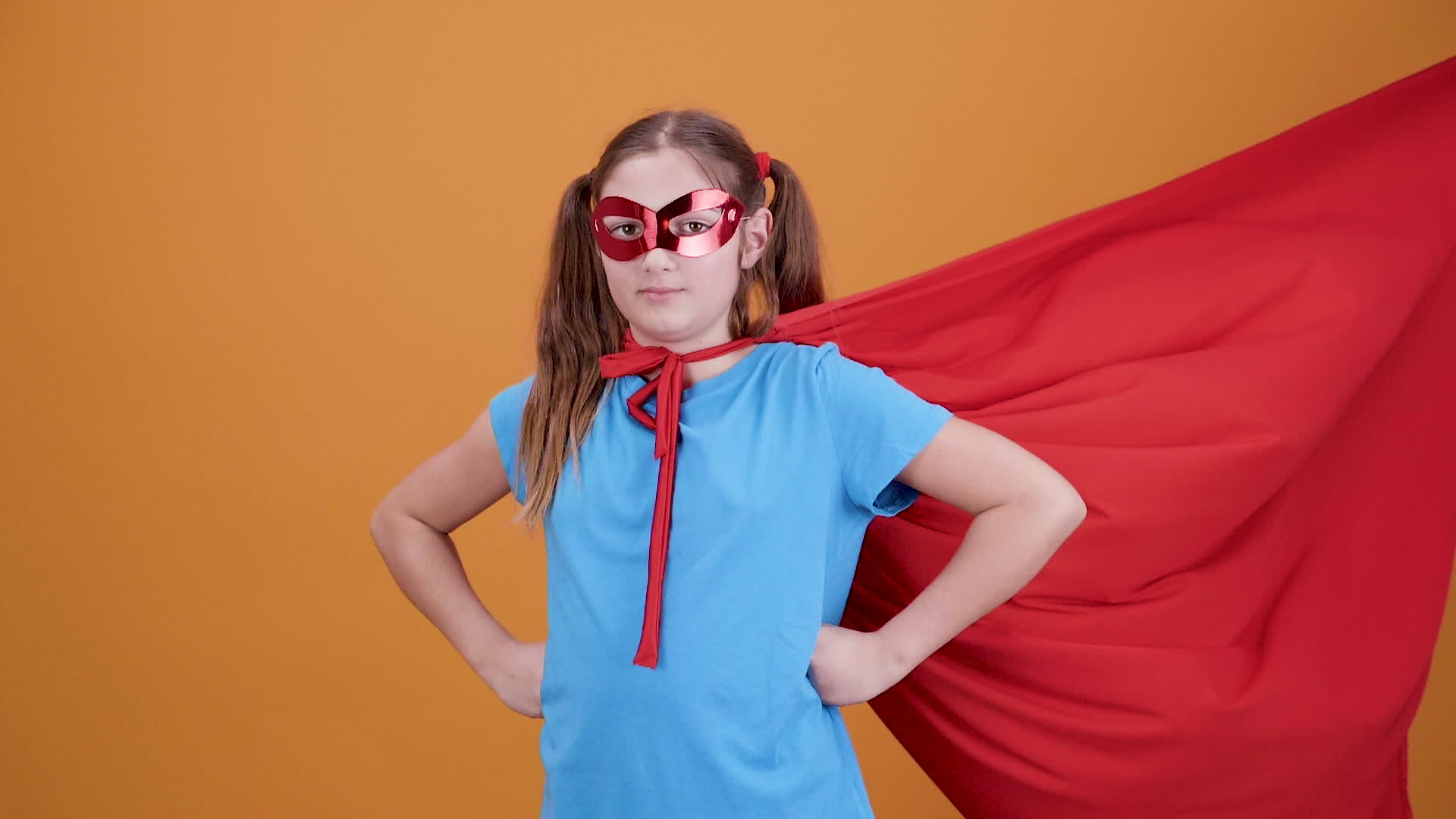 女孩扮演超级英雄的角色视频的预览图